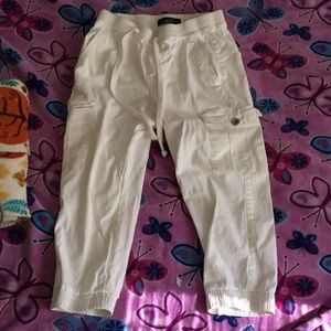 Woman’s Sporty khaki capris